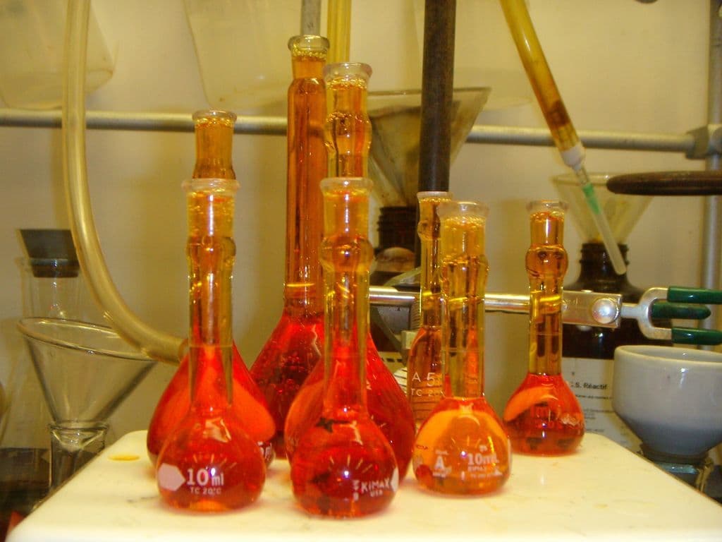 Een beetje chemie. We zoeken de naam van een mengel van zoutzuur en salpeterzuur. Dit is geen willekeurig mengsel. Het is het enige mengsel dat edelmetalen zoals platina of goud kan laten oplossen. We vragen jullie niet de chemische reactie op te schrijven, slechts de naam van het mengsel.
