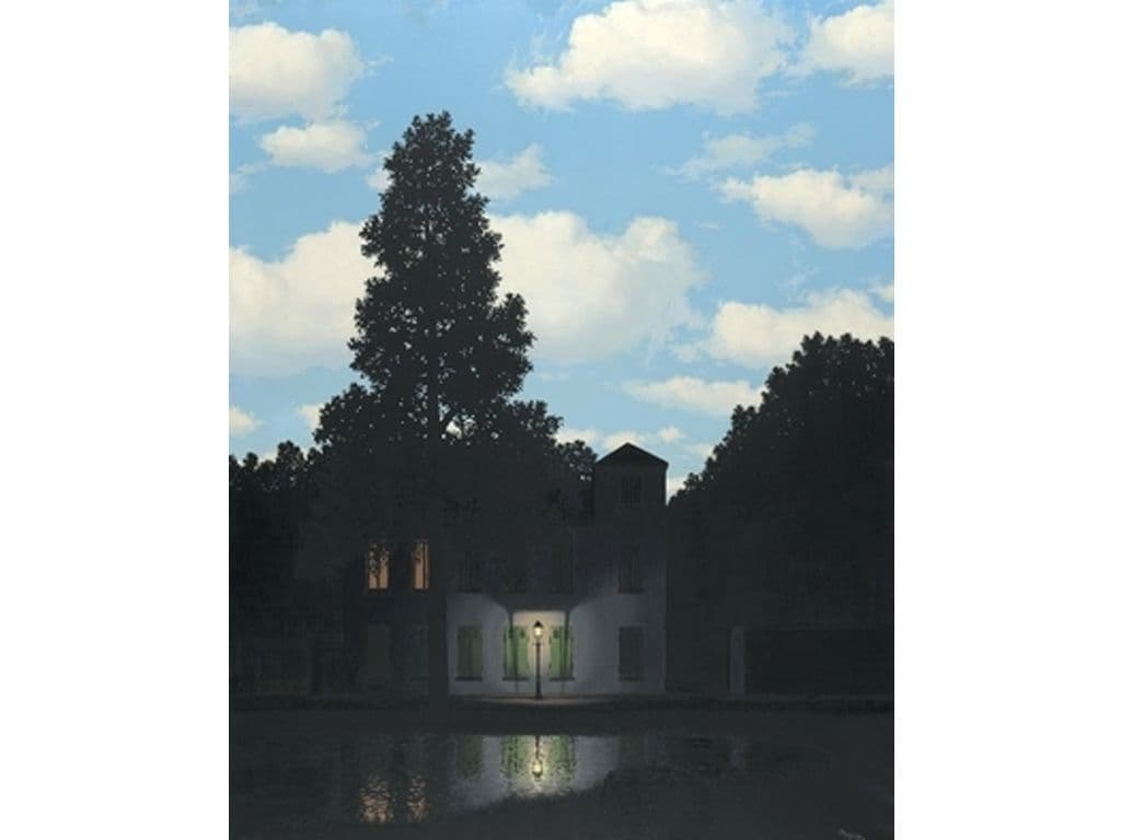 Dit beroemde schilderij van René Magritte toont een mysterieuze scène met een verlichte buitenwijk in het donker, terwijl de lucht erboven helder blauw is, alsof het dag en nacht tegelijk is. Het werd in 2022 geveild voor een recordbedrag van 121 miljoen dollar. Wat is de titel van dit iconische kunstwerk?