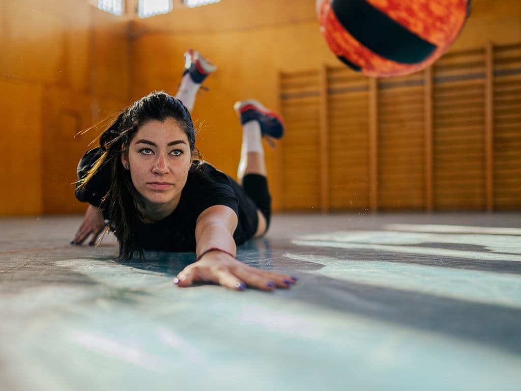 Hoe heet de speler of speelster die op het volleybalveld staat die gespecialiseerd is in het verdedigen? Deze is verplicht een contrasterende outfit te dragen omdat voor hem/haar andere regels gelden. Hij of zij kan enkel in het achterveld ingezet worden en mag bv. niet opslaan.