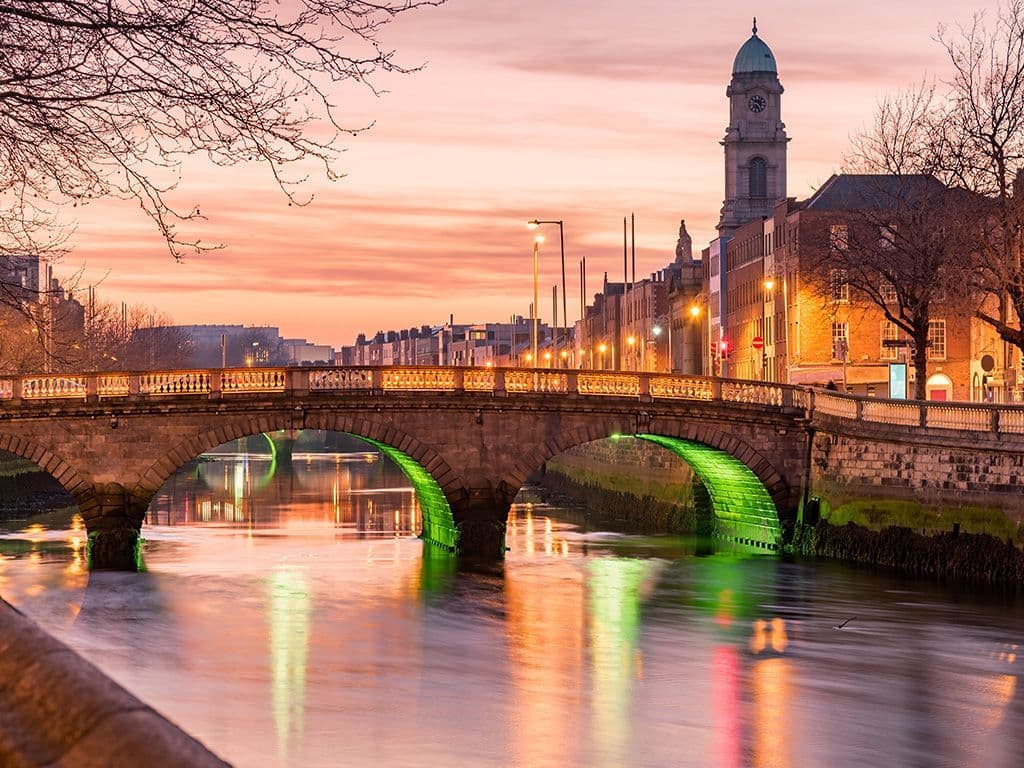 Wat is de naam van de rivier die stroomt vanuit de Wicklow Mountains naar het westen, dan noordoost door Dublin en mondt uit in de Dublin Bay?