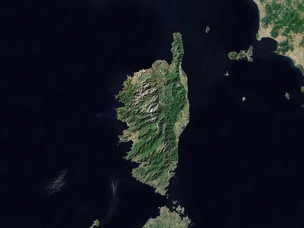 De zee die we zoeken is een onderdeel van de Middellandse Zee tussen de Italiaanse Rivièra, Toscane en de eilanden Corsica en Elba. De Zee wordt begrensd door Italië, Frankrijk, Monaco en de Middellandse en Tyrreense Zee. Het noordelijke deel van de Zee is de Golf van Genua. Welke zee zoeken we...