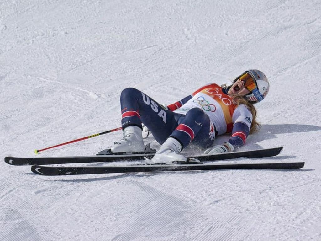 Welke 41-jarige Amerikaanse ski-icoon, die na meer dan zes jaar pensioen een opmerkelijke comeback maakte en met een brace rond haar knie aan haar laatste olympische afdaling begon, crashte zwaar na contact met een poort en moest per helikopter van de piste worden afgevoerd?