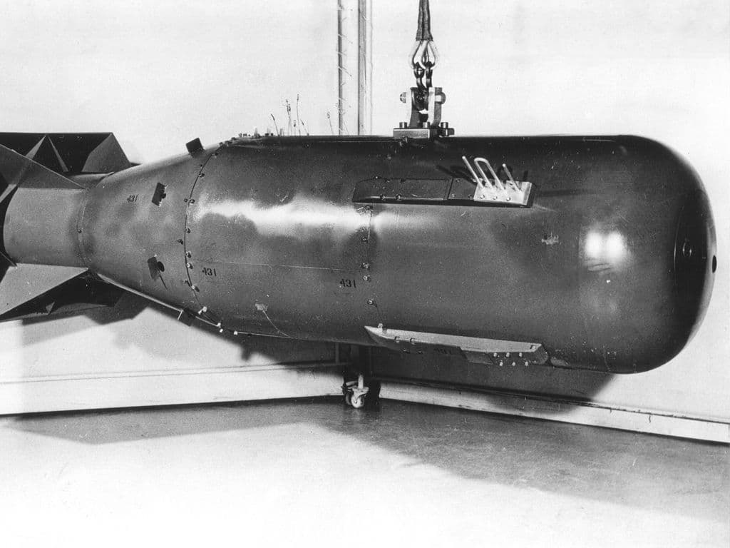 Wat is de naam van de atoombom die gedropt is op de stad Hiroshima door het vliegtuig Enola Gay?