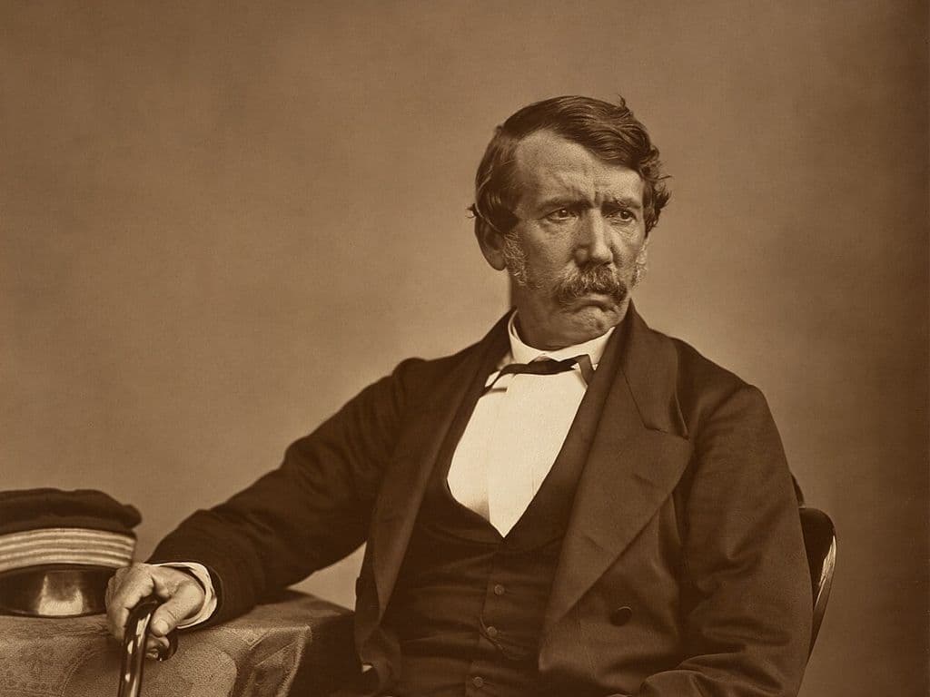 Hij werd geboren op 19 maart 1813 te Blantyre (UK) en overleed in 1873. Deze Schot is één van de belangrijkste ontdekkingsreizigers van Zuidelijk Afrika. Na zijn studies wilde hij in het oosten gaan werken maar de Opium oorlogen gooiden roet in het eten. In 1841 reisde hij als missionaris naar Afrika om als onderzoeker aan de slag te gaan. Hij ontdekte in 1849 het
Engami meer dat nog nooit door Europeanen was gezien. Zo ontdekte hij ook Zambia en Zimbabwe met zijn beroemde Victoria watervallen. Er is ook een stad naar hem genoemd in Zambia, wie zoeken we?
Docter…………… I presume?