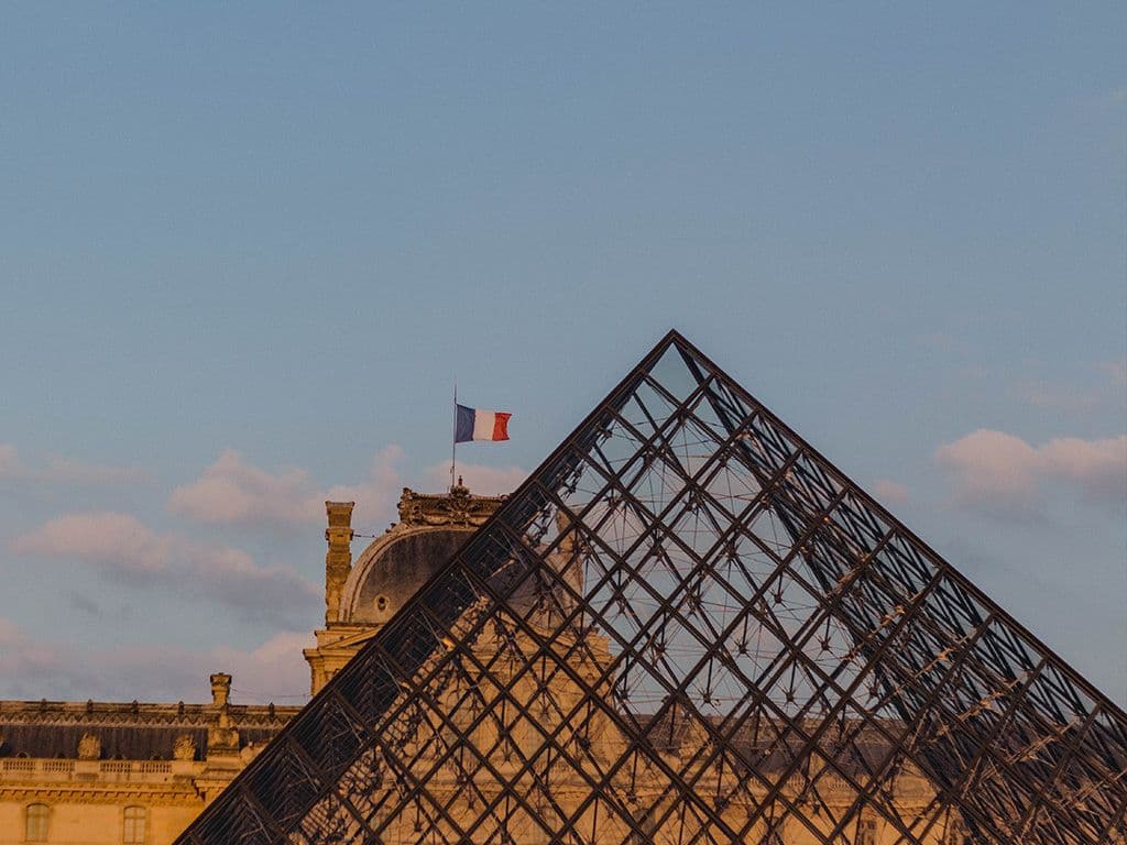 De piramide van het Louvre is een grote glazen en metalen piramide op de binnenplaats van het Louvre in Parijs, die fungeert als hoofdingang van het museum. Het gebouw werd ontworpen door de Chinees-Amerikaanse architect. Weet jij zijn naam?