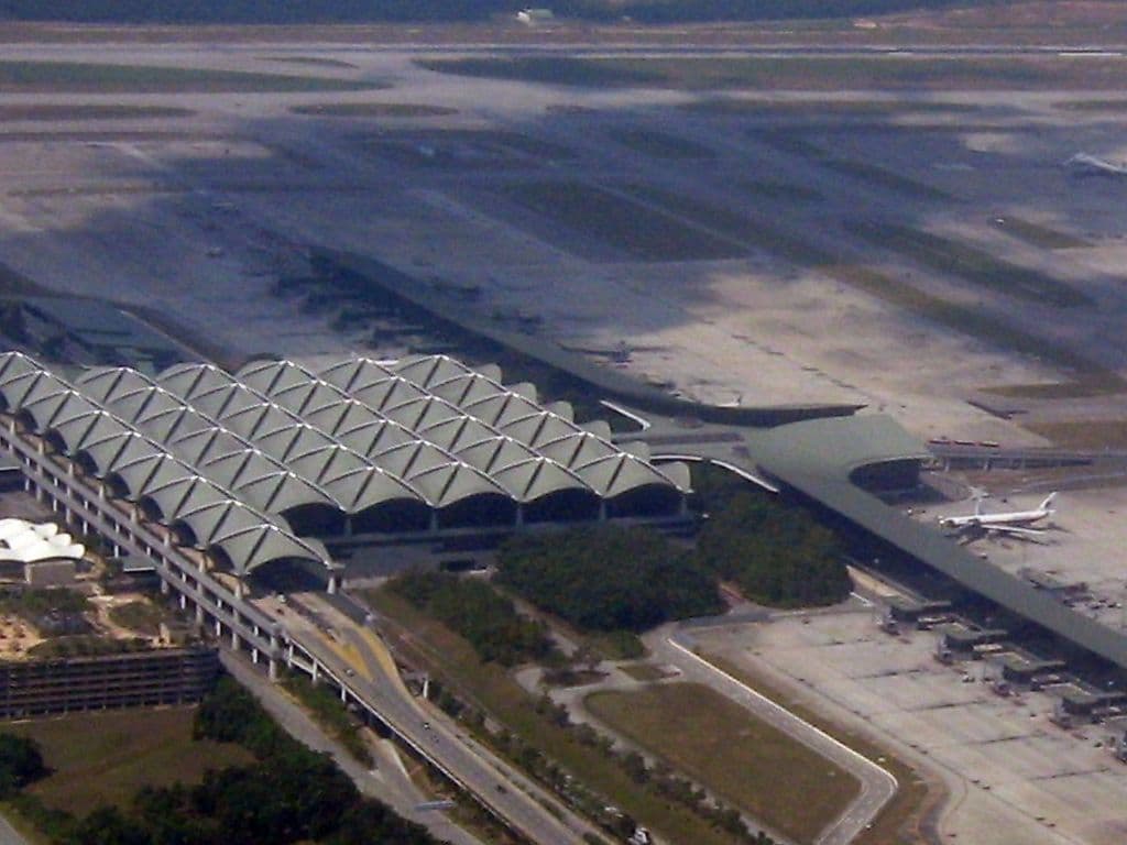 Wat is de IATA code for Kuala Lumpur International Airport, Malaysia? Met een oppervlakte van 100 km2 is Kuala Lumpur International Airport een van de grotere luchthavens ter wereld.