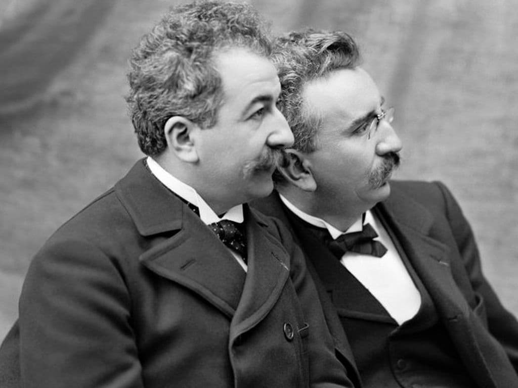 We zoeken de achternaam van de gebroeders Auguste en Louis. Het waren Franse zakenlieden en filmpioniers. Met de uitvinding van de cinématographe, 's werelds eerste projectieapparaat, waren zij een van de grondleggers van de cinematografie. Er wordt vaak naar hen verwezen als de vaders van de cinema.