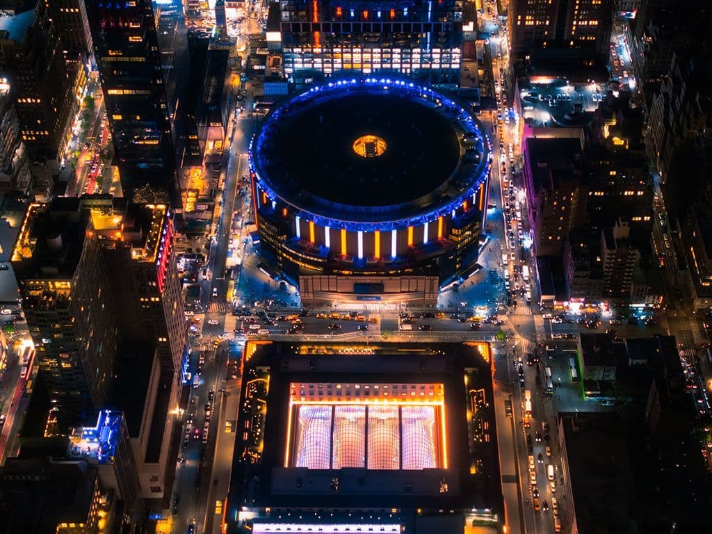 Het geometrisch mooi uitgewerkte stratenplan van New York drukte ook haar naam op vele namen van plaatsen in de stad. Hoe heet het sportstadion waar oa de New York Knicks en de New York Rangers hun thuisbasis hebben? Voor de liefhebbers… De plek gaf ook z’n naam aan een onderdeel in de koppelkoers op de piste, aangezien dit onderdeel voor het eerst werd gereden tijdens de Zesdaagse van New York. Hoe heet dit sportstadion?