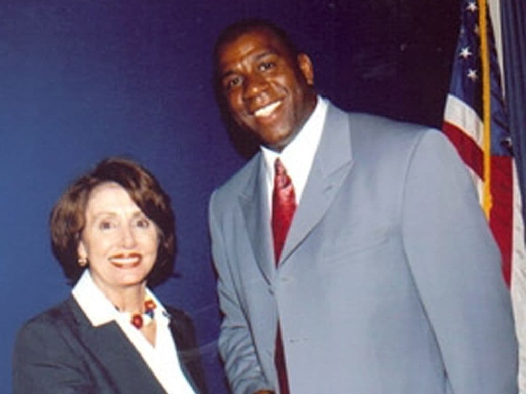 Als het over basket gaat is er maar 1 man die als koning gekroond kan worden voor de ‘no-look passes’. Van 1979 tot 1991 speelde hij bij de LA Lakers waar hij vele prijzen won 5 NBA
kampioenschapen waaronder 3 x MVP. Zijn passings waren legendarisch, dat heb je
ongetwijfeld gezien in het filmpje. In 91’ zette hij abrupt een punt achter zijn carrière als speler doordat hij besmet is met het HIV virus. Later werd hij wel nog coach van de LA Lakers.
Wie is deze Amerikaan?