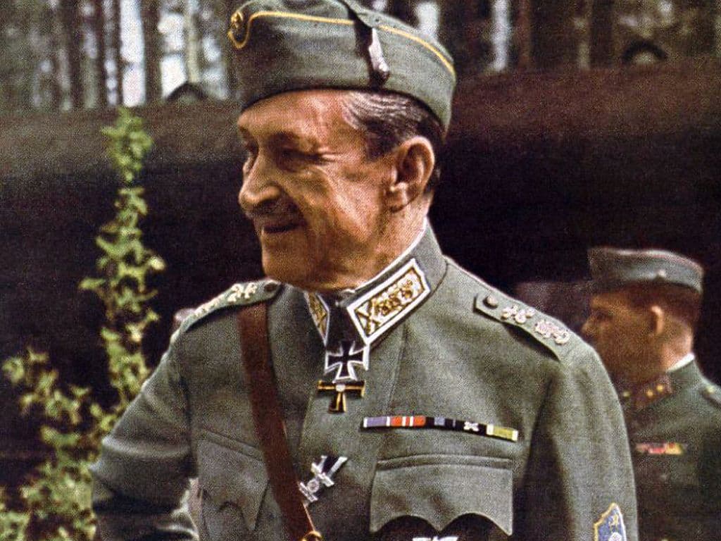 We zoeken de naam van een Finlands beroemde stafchef. Van 1918 tot 1919 was hij regent van Finland en later, van 1944 tot 1946, president van Finland. Tijdens de Finse burgeroorlog was hij legeraanvoerder van het Witte leger dat tegen het Rode leger van de bolsjewisten vocht.