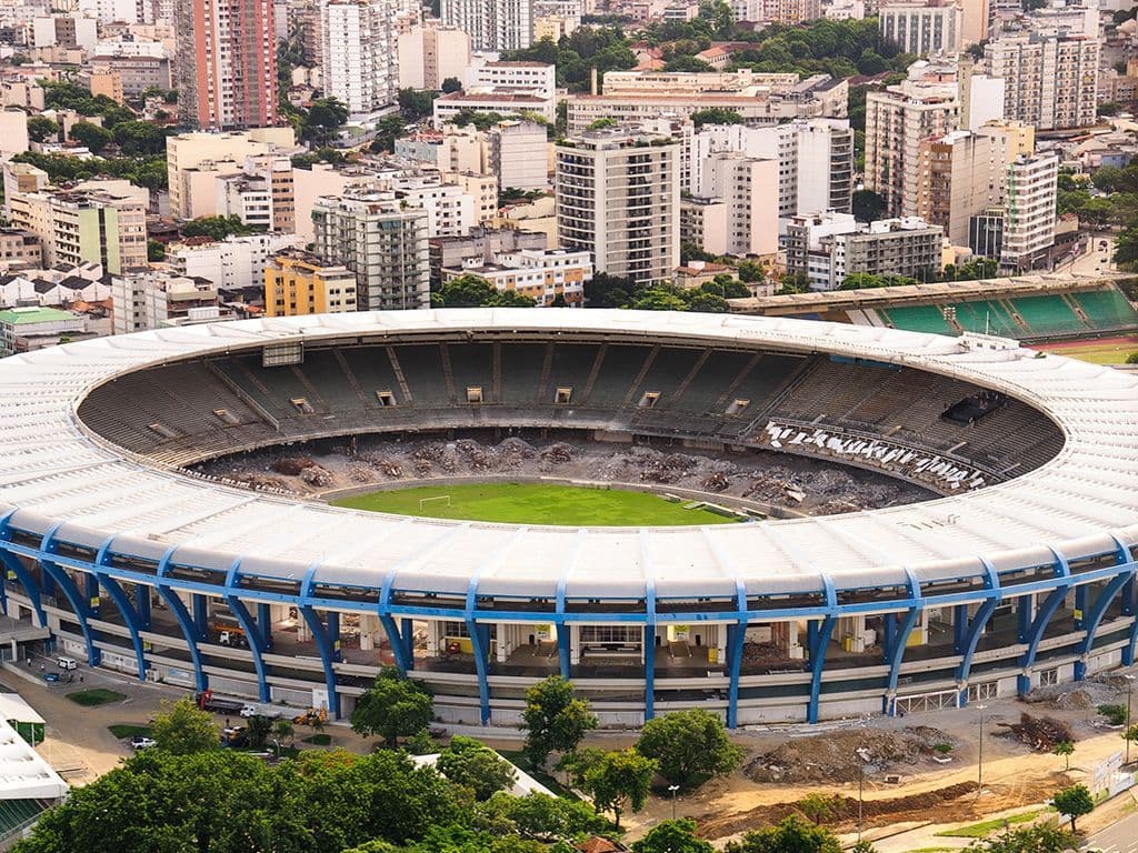 Dit stadion in Rio de Janeiro is een van de grootste voetbalstadions ter wereld. Het is geopend in 1950 en genoemd naar de naam van de buurt, waardoorheen de gelijknamige rivier stroomt. Wat is de naam van dit stadion?