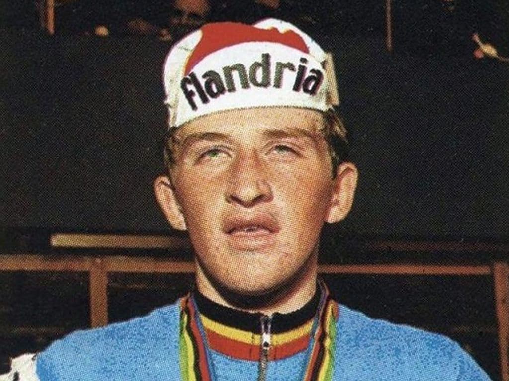 Met Remco Evenepoel won een Belg in 2022 eindelijk nog eens een grote wielerronde. Daarvoor was het van 1977 geleden dat een Belg nog eens de Vuelta won. Wie was deze voorganger van Remco Evenepoel?