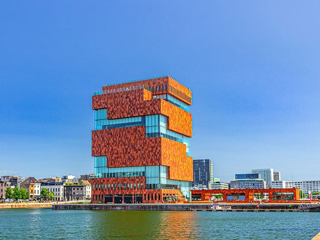 In 1999 werd een internationale architectuurwedstrijd uitgeschreven. Uit de vijfenvijftig inzendingen kwamen vijf laureaten. Het Stapelhuis van Neutelings Riedijk Architecten was het winnende concept. Hoe heet dit museum dat in 2011 werd geopend nabij de oude haven op het eilandje in Antwerpen? (voluit)