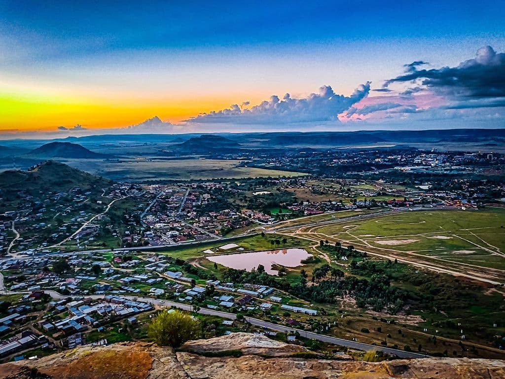 Dit Afrikaanse land wordt volledig omsloten door Zuid-Afrika. Het werd in 1966 onafhankelijk van het Verenigd Koninkrijk en herstelde in 1993 zijn gekozen regering. De hoofdstad is Maseru en het land is lid van het Gemenebest van Naties. Over welk land gaat het?