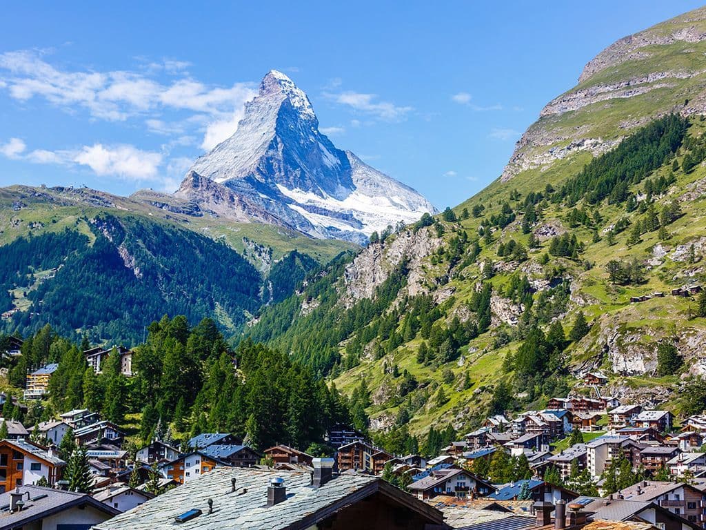 Deze berg is waarschijnlijk één van de bekendste bergen van Europa. De berg van 4478 meter hoog ligt in de Alpen, op de grens van Zwitserland en Italië. Gezien vanuit de Zwitserse kant heeft de berg een piramidevorm, het is bijna een toren. Dat maakt hem meteen moeilijk te beklimmen. De foto zo u ook moeten herkennen van het logo van Toblerone. Naam graag van deze berg.