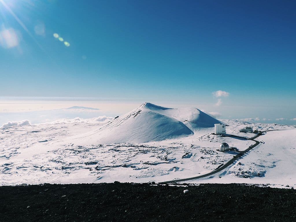 De hoogste berg gemeten vanaf de zeespiegel is zoals wellicht bekend Mount Everest met z’n 8848 meter. Maar… het is niet de hoogste berg gemeten vanaf het laagste punt aan de voet van een berg. Een slapende vulkaan op het eiland Hawaï heeft een totale hoogte van 10.203 meter, gemeten vanaf het laagste punt van zijn voet op de bodem van de Grote Oceaan. De vulkaan steekt 4207 meter boven de zeespiegel uit. Graag de naam van deze hoogste berg ter wereld.