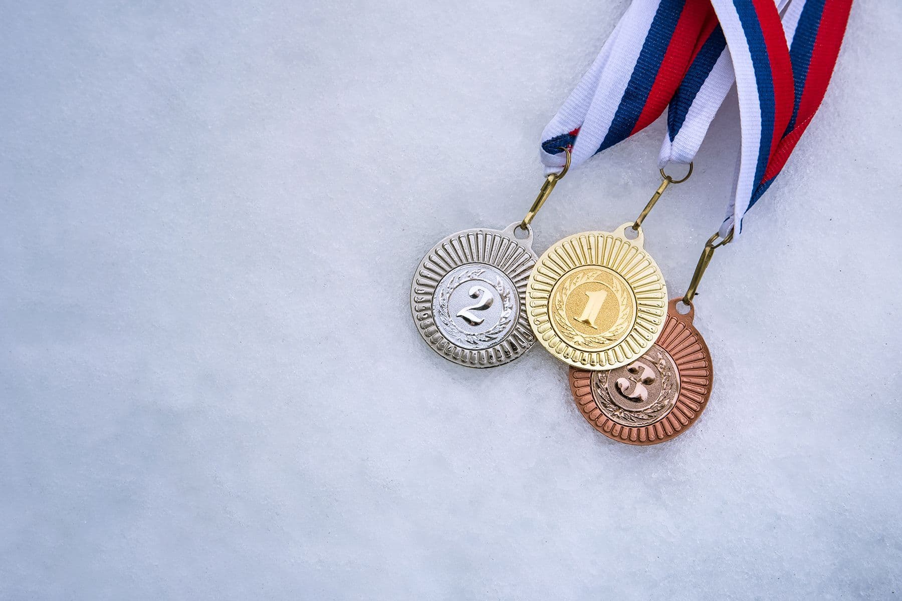 Een sportvraag uit ons rijkgevulde archief en niet eens zo’n moeilijke. In 2012 vroegen we naar de Olympische Winterspelen van 2002. “In Salt Lake City!” roept u met z’n allen in koor. Helaas gaat onze vraag niet over 2002 maar wel over 2018. “In PeyongYang!” roepen jullie nu ongeduldig. Maar ook dit antwoord zoeken we niet. Wel de naam van de Belg die onze enige medaille daar, een zilveren, veroverde. Het was al geleden van in 1998 dat ons dat nog eens lukte. Niet zo moeilijk, zeker als we er als tip bijgeven dat het in de discipline snelschaatsen/massastart was.