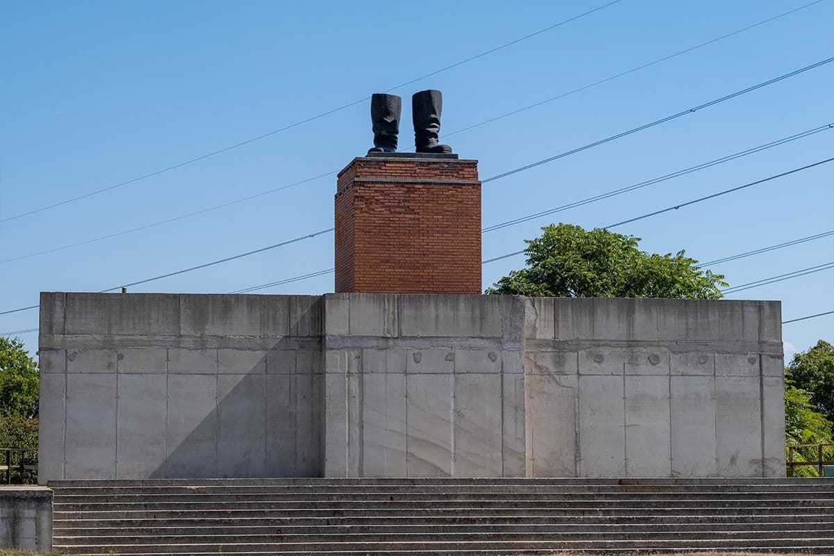 In dit beeldenpark in Érd aan de rand van Boedapest staan standbeelden uit het
communistische tijdperk. Deze beelden - van o.a. Lenin, Marx en Engels - stonden door
de hele stad verspreid en zijn na de val van het communistische regime hiernaartoe
gehaald. Het park is tegenwoordig een populaire toeristenattractie. Naam van dit park?