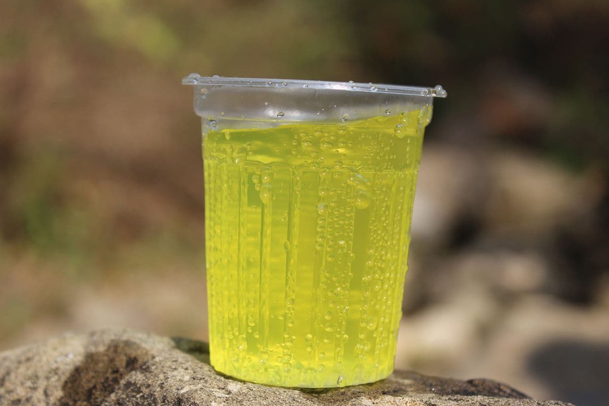 We zijn op zoek naar een frisdrank met limoen smaak die gemaakt en gedistribueerd wordt door PepsiCo. En we zien hier een deskundig 'weggephotoshopte' afbeelding.
