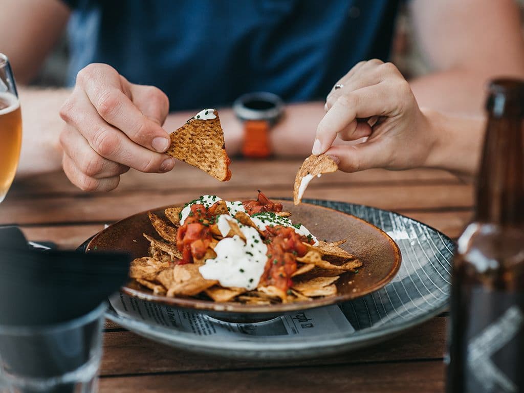 We zoeken een gerecht uit de Texaanse-Mexicaanse keuken die zowel als hoofdgerecht als bij wijze van snack kan worden gegeten. Het gerecht bestaat uit tortillachips, bedekt met jalapeño en daar overheen kaas, soms vlees ,meestal gehakt. Er zijn ook andere ingrediënten mogelijk, zoals ui, olijven, chorizo, mais en bonen. Het gerecht wordt vervolgens in de pan of oven verwarmd.