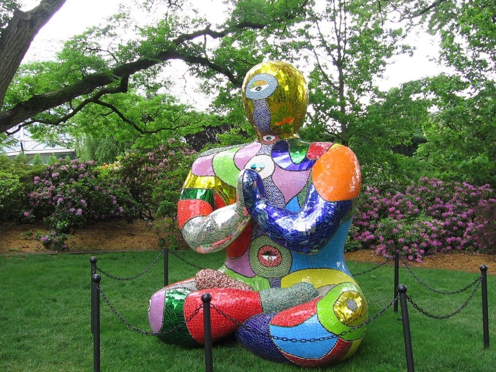 Deze expressieve beelden zijn manshoge, in felle kleuren, geschilderde vrouwenbeelden die in 1965 gemaakt werden door de Franse kunstschilderes en beeldhouwster Niki de Saint Phalle. Haar figuren werden wereldberoemd en veroorzaakten de nodige ophef in de moderne kunstwereld. Hoe heten deze beelden die een symbool zijn voor sterke en vrije vrouwen?