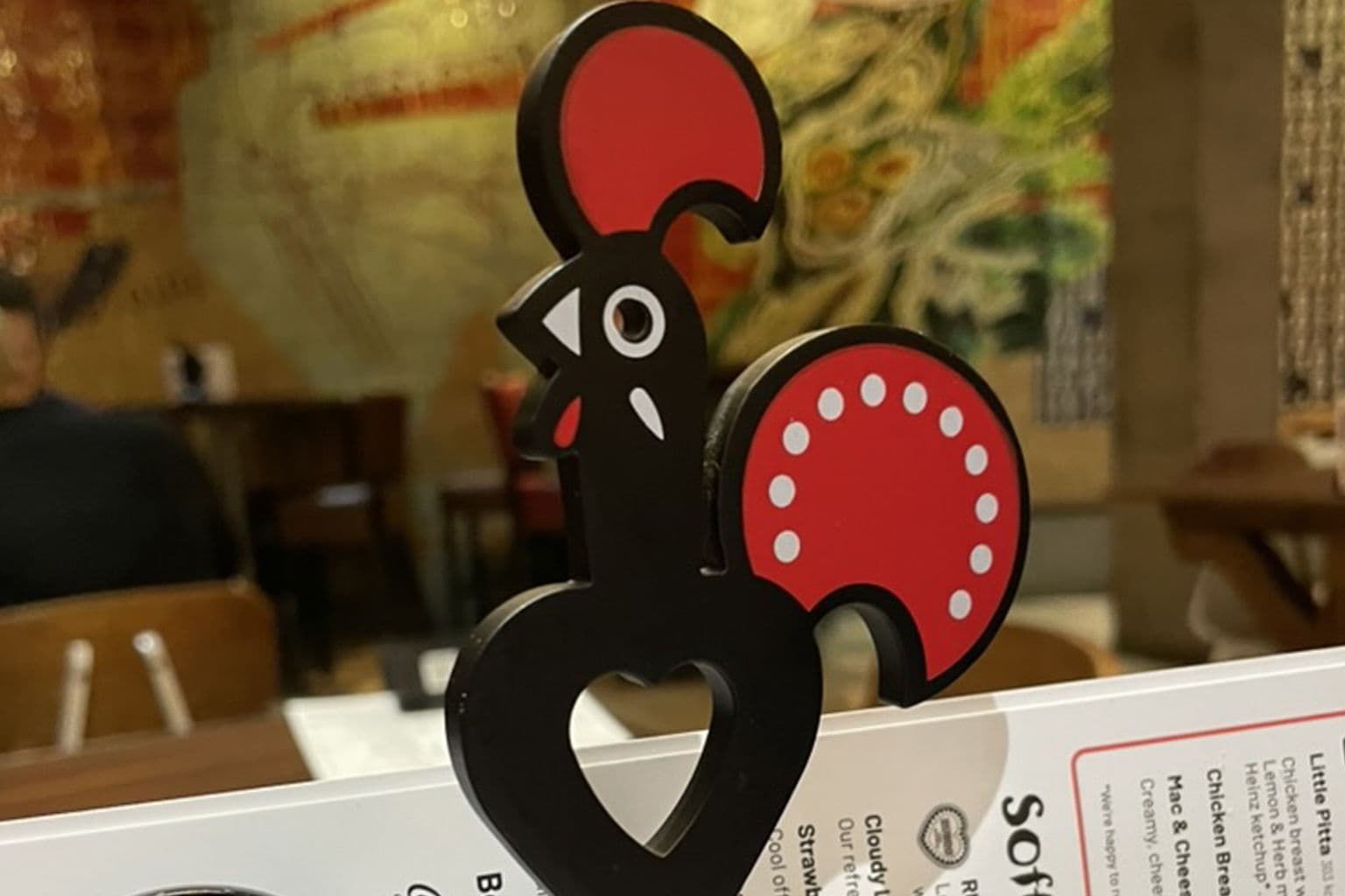We zijn op zoek naar een Zuid-Afrikaanse restaurantketen met Portugese gerechten, hoofdzakelijk met piri-piri gemarineerde kipgerechten. Deze fastfood keten heeft vestigingen in meer dan 30 landen. De sauzen zijn ook verkrijgbaar in de supermarkt.