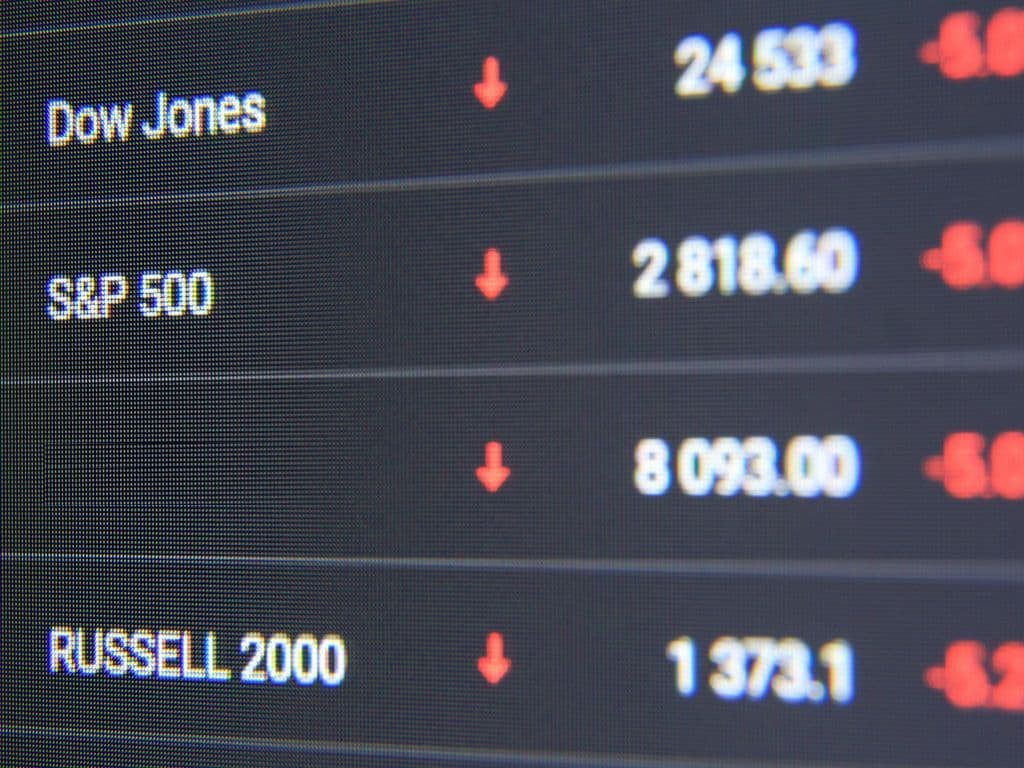 De beurs die we zoeken is niet zoals de New York Stock Exchange een chaotisch door elkaar roepende menigte van handelaren, maar een set computerschermen die in stilte de handel afwerken. Op deze beurs worden vooral aandelen van technologiebedrijven verhandeld. Welke beurs zoeken we?