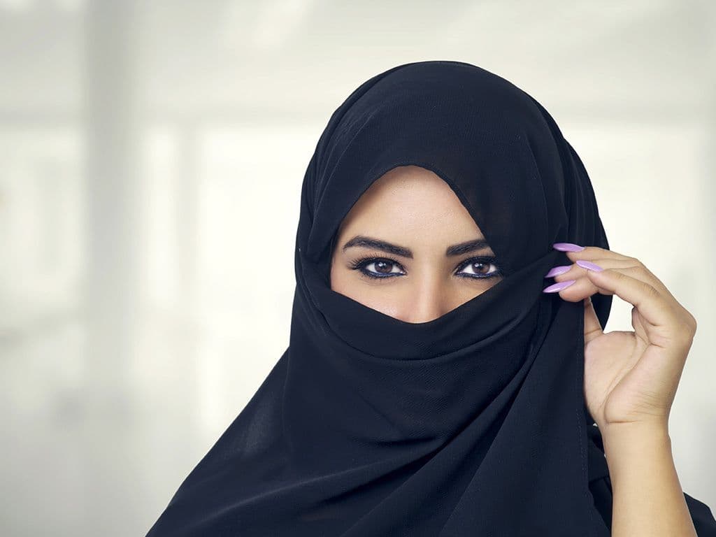 Wat is de Arabische benaming voor een sluier die het gezicht bedekt en alleen de ogen vrijlaat?