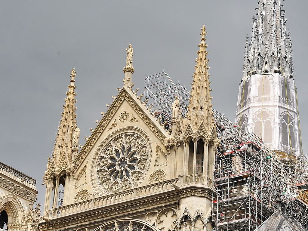 Midden april 2019 werd Parijs opgeschrikt door een felle brand in de kathedraal van Notre-Dame. Hierbij werd het dak en de torenspits verwoest. Gelukkig kon de rest van deze
indrukwekkende kathedraal gered worden. We zoeken de de stijl waarin deze is
opgetrokken. We zoeken de volledige naam.
