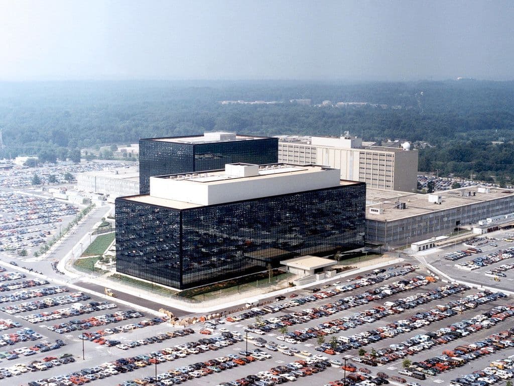 Deze Amerikaanse geheime dienst werd opgericht door president Harry Truman in 1952. Ze is gespecialiseerd in het vergaren, afluisteren en analyseren van elektronische informatie uit communicatie via telefonie, internet en het ontcijferen via cryptoanalyse. Hoe heet deze geheime dienst?