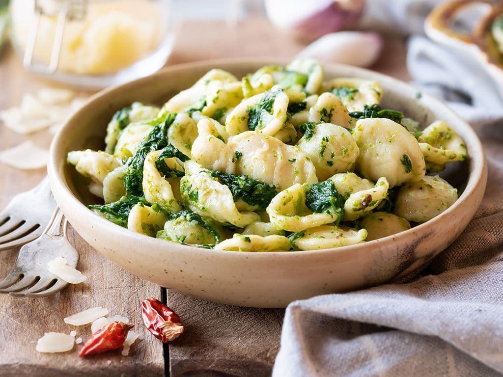 Welke Italiaanse pastasoort heeft de vorm van kleine “oortjes” en komt oorspronkelijk uit de regio Puglia?