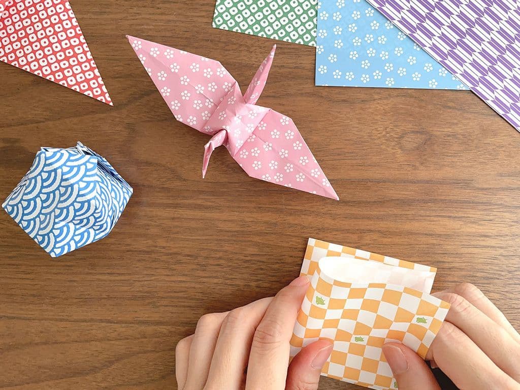 We zoeken de naam van de uit Japan afkomstige kunst van het vouwen van papier?
