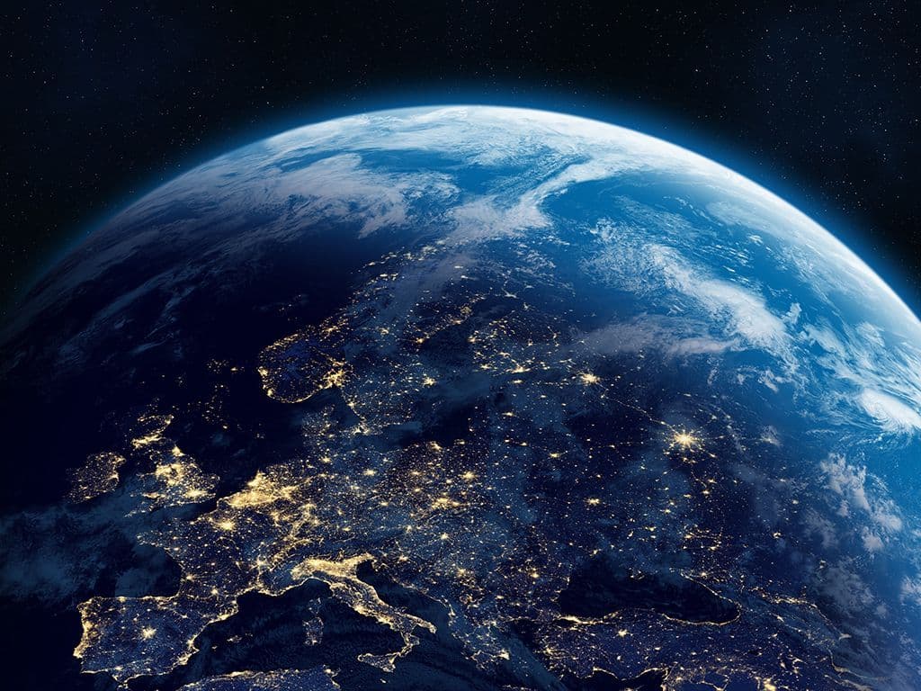 Our Planet is een natuurdocumentaire gemaakt voor Netflix. De serie is gemaakt door een Britse bioloog en televisiemaker die vooral bekend is door zijn vele bekroonde natuurdocumentaires. Wat is zijn naam?