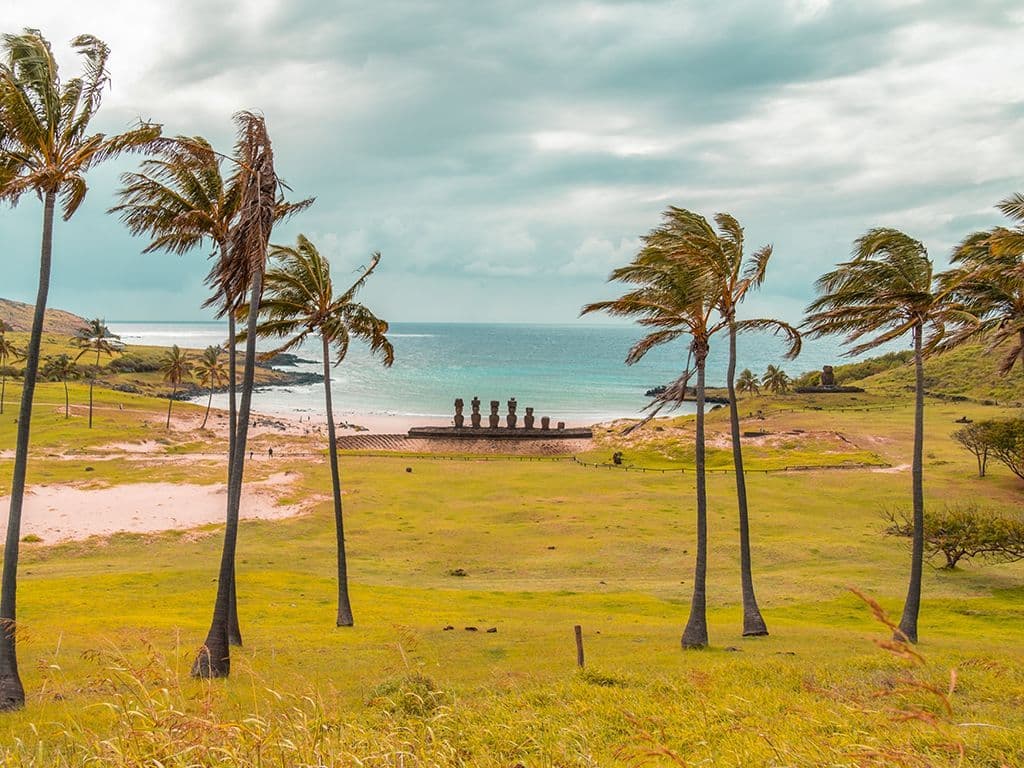 Een Nederlandse ontdekkingsreiziger was uitgezonden om het Zuidland te vinden en hij ontdekte eerder toevallig het eiland Rapa Nui, dat hij Paaseiland noemde omdat hij er arriveerde op paaszondag, 5 april 1722. Wie was deze ontdekkingsreiziger?