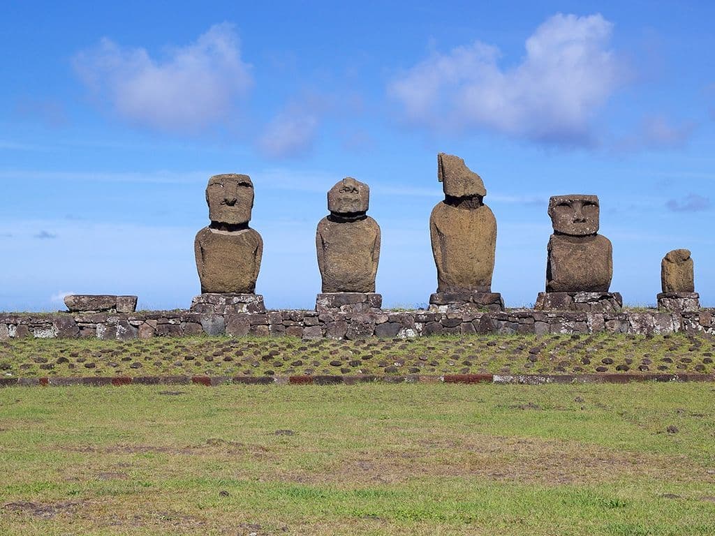 Het Paaseiland is een Polynesisch eiland in de Grote Oceaan en staat sinds 1995 op de werelderfgoedlijst van de UNESCO. De grootste bezienswaardigheid zijn de moai’s, ook wel paasbeelden genoemd. Tot welk land behoort dit eiland?