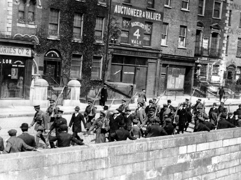 Wat is de naam van de Ierse Republikeinse opstand van 24-30 april 1916 en wordt gezien als één van de belangrijkste gebeurtenissen in de geschiedenis van Ierland? Deze opstand markeert een splitsing tussen het Republikeinse en het algemene Ierse nationalisme.