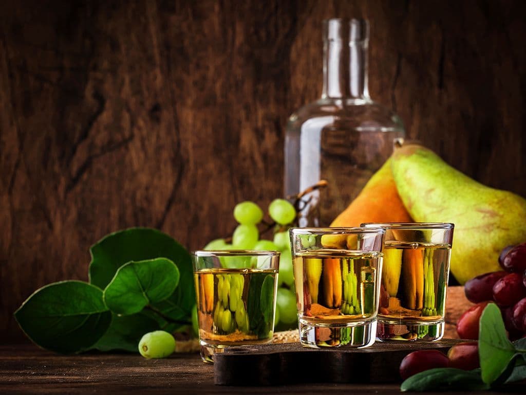We zoeken een sterke drank die populair is in Hongarije en Transsylvanië. De drank is een vruchtenbrandewijn, die vooral gestookt wordt uit appels, pruimen, peren of abrikozen of van welke andere vruchten ook. Welke sterke drank zoeken we?