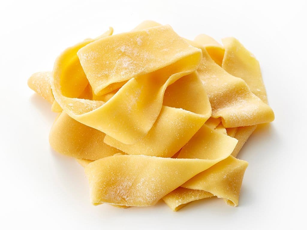 Welke traditionele Italiaanse pastasoort, afkomstig uit Toscane, wordt gekenmerkt door zeer brede en platte linten, heeft een stevige, bijna zijdeachtige textuur en wordt in de klassieke Italiaanse keuken vaak gecombineerd met rijke sauzen zoals wildragù, langzaam gegaarde vleessauzen of romige paddenstoelengerechten?