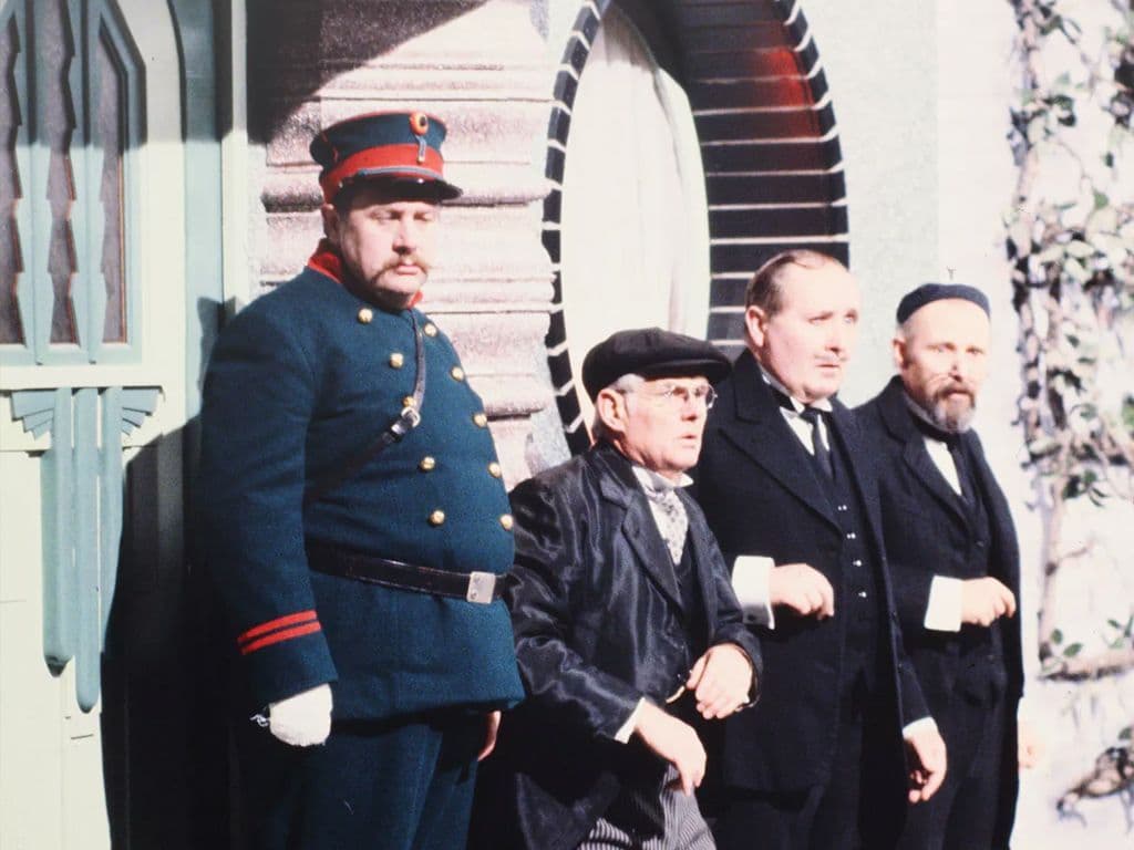 In 1934 bracht Gaston Martens een toneelstuk uit. Dit werd later de inspiratiebron van een televisieserie. Uit welke serie zien we hier een foto?