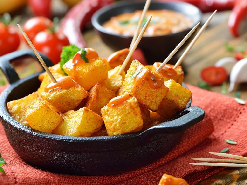 Wat is de naam van aardappelen in ongelijke vorm gesneden met een grootte van ongeveer 2 centimeter, gefrituurd in olie? Vaak gaan de aardappelen vergezeld met een hete, pikante tomatensaus, salsa, welke over de aardappelen wordt gegoten en gezamenlijk heet wordt opgediend.