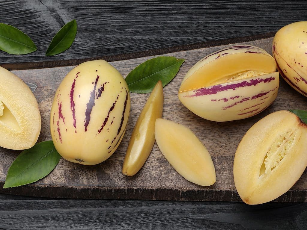 We zoeken een andere naam voor appelmeloen of meloenpeer. Het is een ronde of ovale grote bes. De kleur van de dunne schil is geel of groenig met roodbruine vlekken of strepen. Het lichtgele, zachte, zeer sappige, zoete vruchtvlees smaakt naar meloen en peer. In het Spaans en Portugees is het de naam voor de komkommer en de augurk.