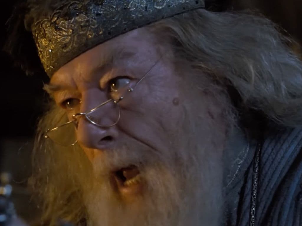 In september 2023 moesten we afscheid nemen van Michael Gambon, een Ierse toneel-, televisie-, en filmacteur. Vanaf de verfilming van het derde boek van Harry Potter, Harry Potter en de Gevangene van Azkaban, speelde hij in de Harry Potter-films de rol van het schoolhoofd na de dood van zijn voorganger Richard Harris. Graag de naam van het personage.
