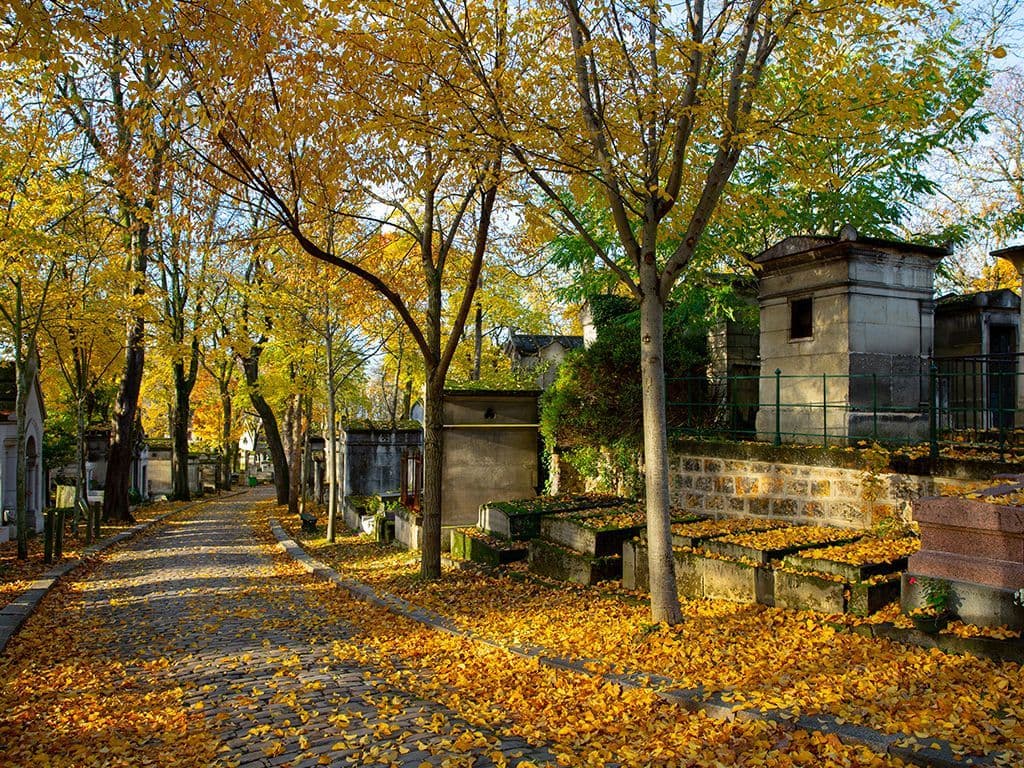We zijn op zoek naar de begraafplaats in het 20ste arrondissement van Parijs waar onder meer Chopin, Bizet, Karel Appel, Oscar Wild, Edith Piaf en Jim Morrison begraven liggen.