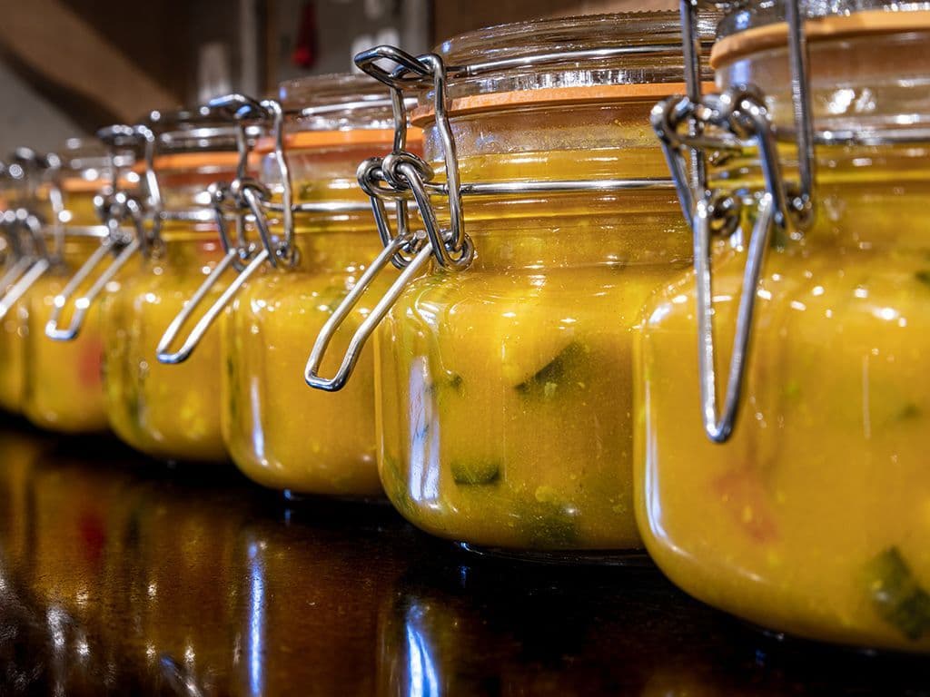We gaan u de ingrediënten geven van een saus die is overgewaaid vanuit Engeland.
<ul>
<li>Klompje boter</li>
<li>Rundsbouillon</li>
<li>2 dl water</li>
<li>2 dl room</li>
<li>Gehakte peterselie</li>
<li>4 eetlepels pickels</li>
</ul>
Graag de naam van deze saus.
