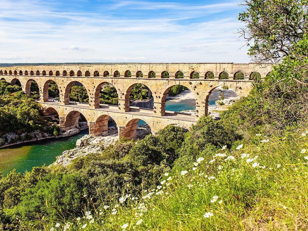 Wat is de naam van dit Romeins aquaduct dat later is uitgebreid tot brug? Het bouwwerk ligt in het zuiden van Frankrijk, niet ver van Nîmes en Uzès, en staat op de Werelderfgoedlijst van UNESCO.