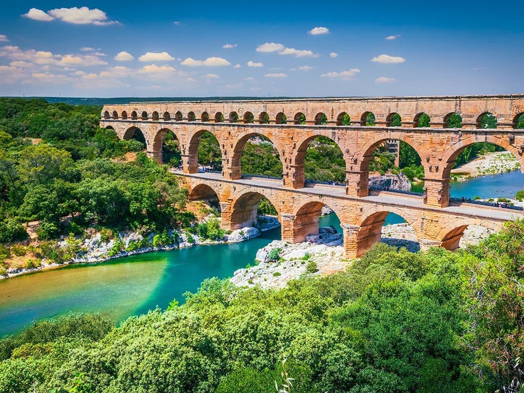 Het is een indrukwekkend Romeins aquaduct dat over een rivier in Zuid-Frankrijk loopt en bekend staat om zijn drie niveaus van bogen en zijn historische betekenis als een meesterwerk van ingenieurskunst.