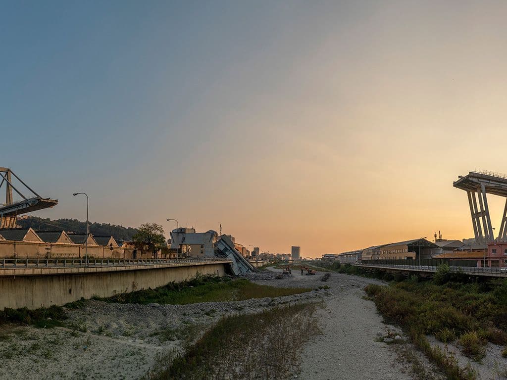 In augustus 2018 vond er een tragisch incident plaats in Genua, Italië, waarbij een snelwegbrug instortte, wat leidde tot tientallen slachtoffers en wereldwijde aandacht. Deze brug, gebouwd in de jaren 1960 en jarenlang een belangrijk verkeersknooppunt, stortte tijdens een hevige storm gedeeltelijk in, wat leidde tot een diepgaand onderzoek naar de oorzaken en de veiligheid van infrastructuren in heel Europa. Wat is de naam van deze brug?