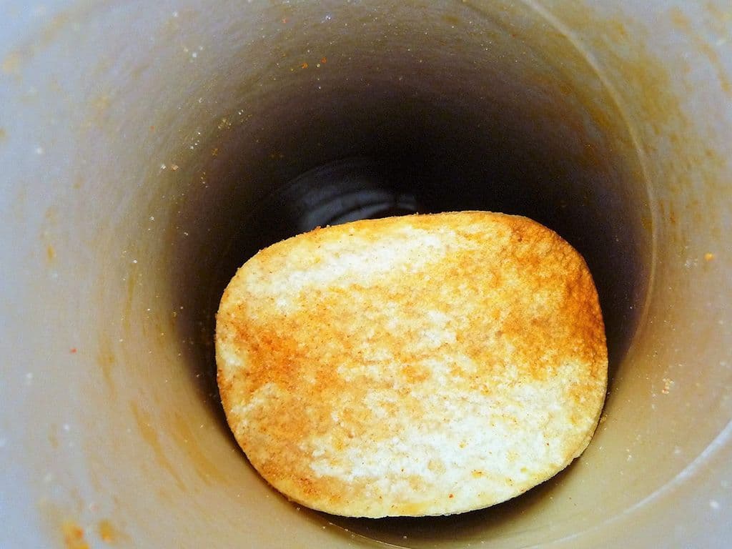 Eind jaren ‘60 was Procter & Gamble op zoek naar een manier om hun chips te verbeteren
nadat klanten geklaagd hadden over gebroken en verschaalde chipjes en te veel lucht in de
zak. Dus werd dit merk bedacht. Het is tegenwoordig eigendom van Kellogg, maar is nog
steeds het vaakst verkochte merk van zogenaamde stapelchips. Hoe heet dit merk?