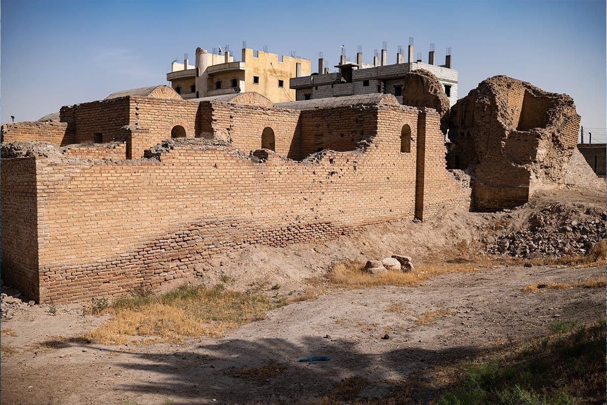 Deze Syrische stad werd in 2014 door IS uitgeroepen tot hoofdstad van het kalifaat, terwijl deze in
2017 terug werd ingenomen door de Syrische Democratische Strijdkrachten. Deze stad kennen we
voornamelijk van de recente woelige geschiedenis maar heeft al een lange geschiedenis achter de
rug die teruggaat tot 3000 V.C.