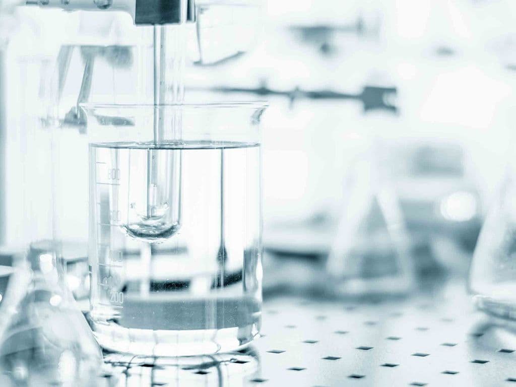 Dit soort chemische reactie tussen atomen, moleculen en/of ionen wordt gekenmerkt door de uitwisseling van elektronen. Er kunnen twee halfreacties opgesteld worden, namelijk het afstaan van elektronen door de reductor (oxidatie) en het opnemen van elektronen door de oxidator (reductie). Zolang de reductor en oxidator geleidend verbonden zijn, en er een elektrolyt beschikbaar is voor het ionentransport, kan de reactie plaatsvinden. De oxidator en
reductor hoeven dus niet in direct contact met elkaar te staan. Hoe noemt men dit type reactie?